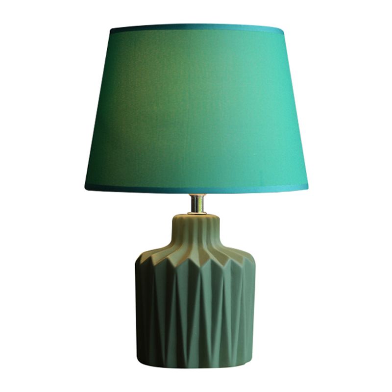 Grüne gerichtete Glasform-Tischlampe Nordic Keramic 1-Licht Wohnzimmer Nachttisch Licht mit sich verjüngter Lampenschirm