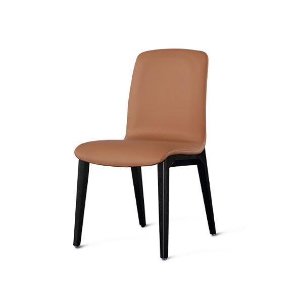 Minimalistischer Sintersteintisch mit rechteckiger Tisch und gepolsterten Stühlen