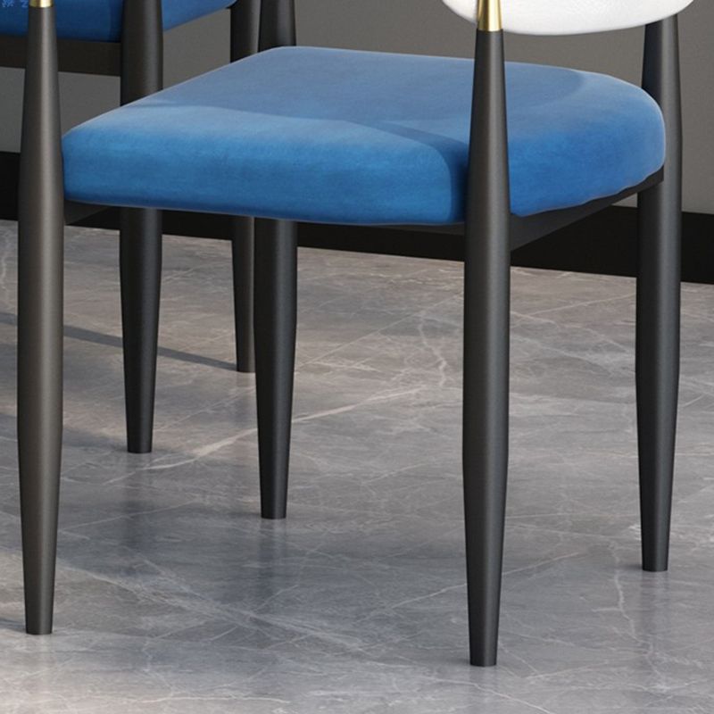 Silla de comedor tapizada estilo diseñador con respaldo abierto y acabado mate