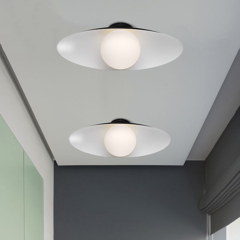 Plafonnier de couloir à 1 lumière en verre dépoli à montage encastré Orb simple en noir/blanc avec abat-jour ovale en métal