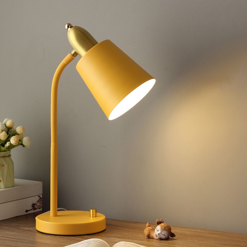Lámpara de mesa de estilo de la sala de estudio de una sola bombilla con tono de metal cónico