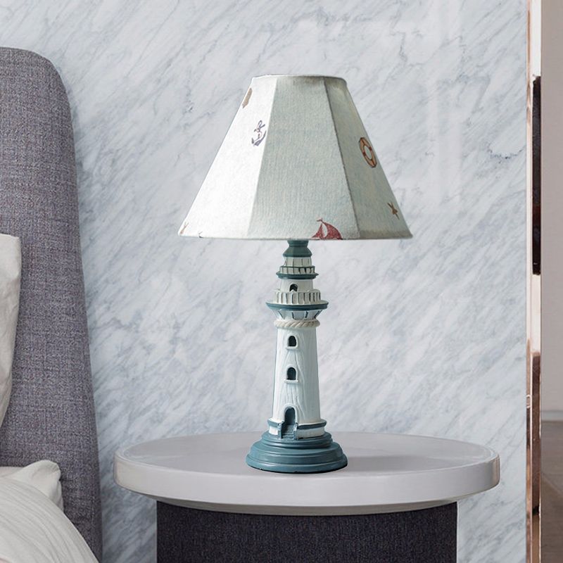 Lampada da tavolo per cameretta con luce notturna affusolata mediterranea in tessuto a 1 lampadina con motivo a torre/barca/striscia e base a faro