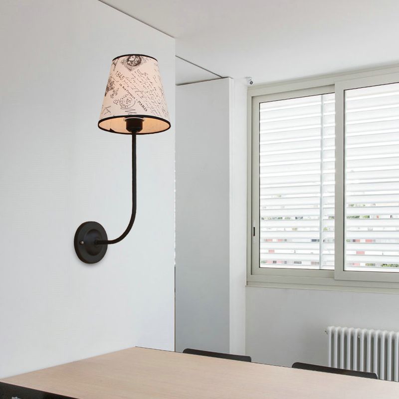 Lámpara de pared cónica vintage 1 Cabeza de tela de cabezal y montaje en la pared de metal con brazo curvado en blanco