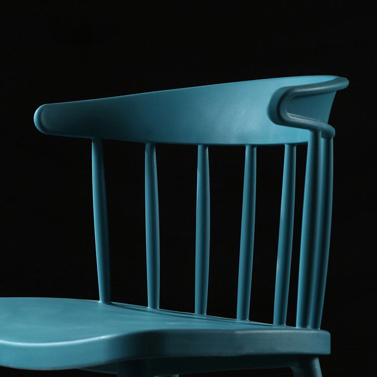 Silla lateral de plástico contemporánea sin brazos, silla lateral apilable con respaldo Windsor para uso doméstico