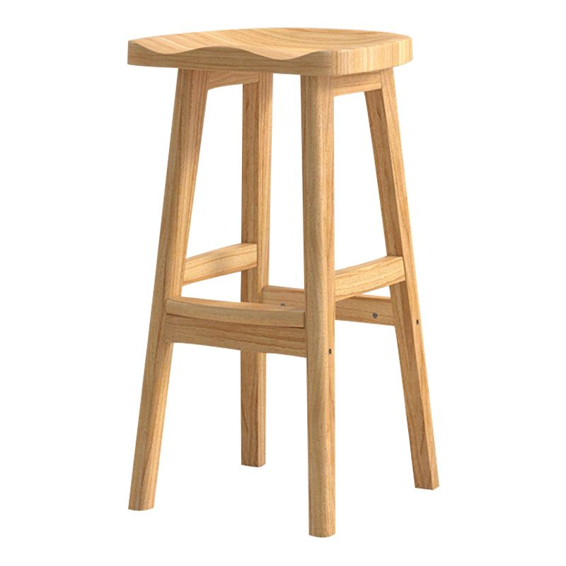 Moderner Barhocker aus Massivholz mit Sattelsitz, rückenfreier Innenhocker mit Holzbeinen