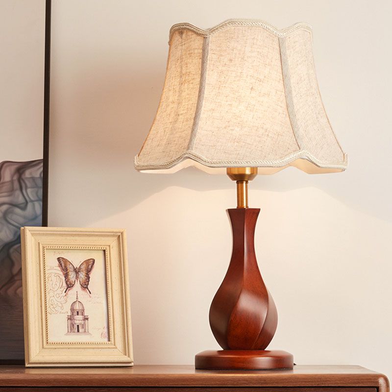 Platteland wijd uitlopende nacht staan ​​licht 1 lamp stof tafellamp met geschulpte afwerking in vlas/beige