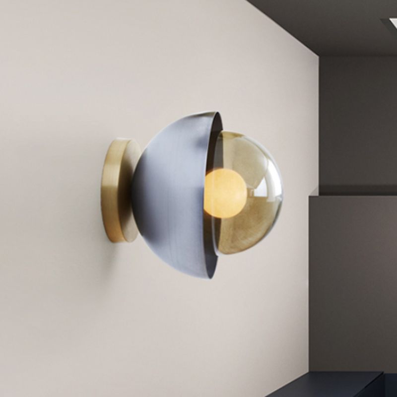 Metallic Semiccle Conce Éclairage moderniste en laiton à 1 lumière / lampe murale chromée avec une teinte en verre bronzé en orbe pour le couloir