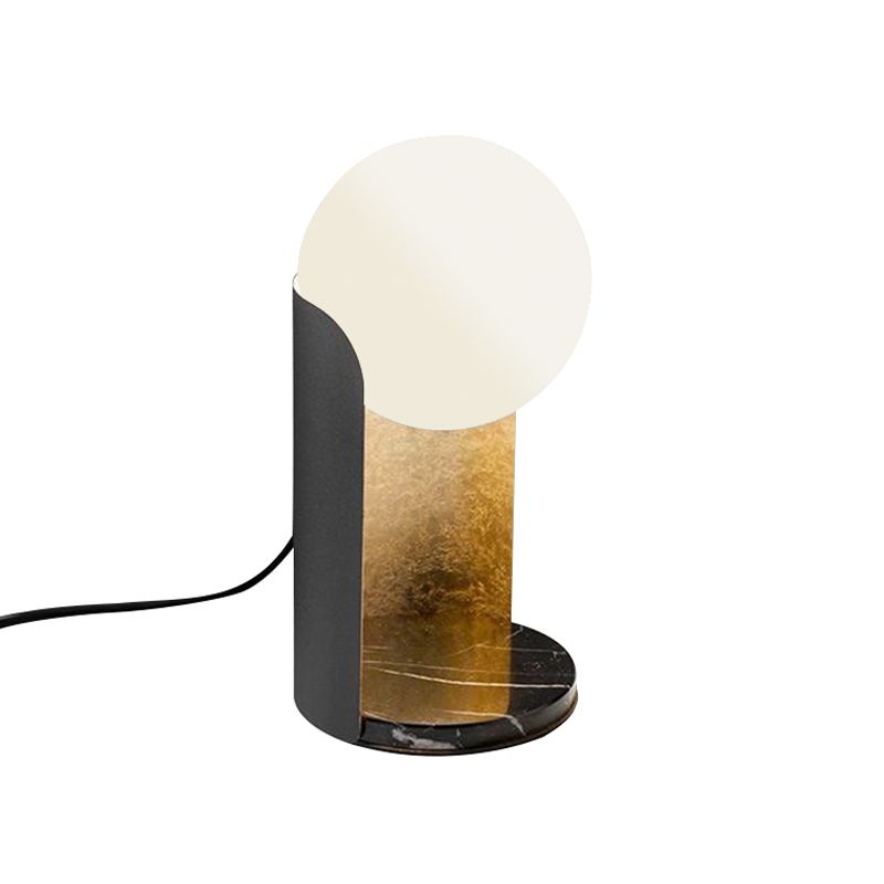 Sombra de bola de diseño Noche de vidrio blanco 1 lámpara de mesa de dormitorio de bombilla con soporte curvo en negro y dorado