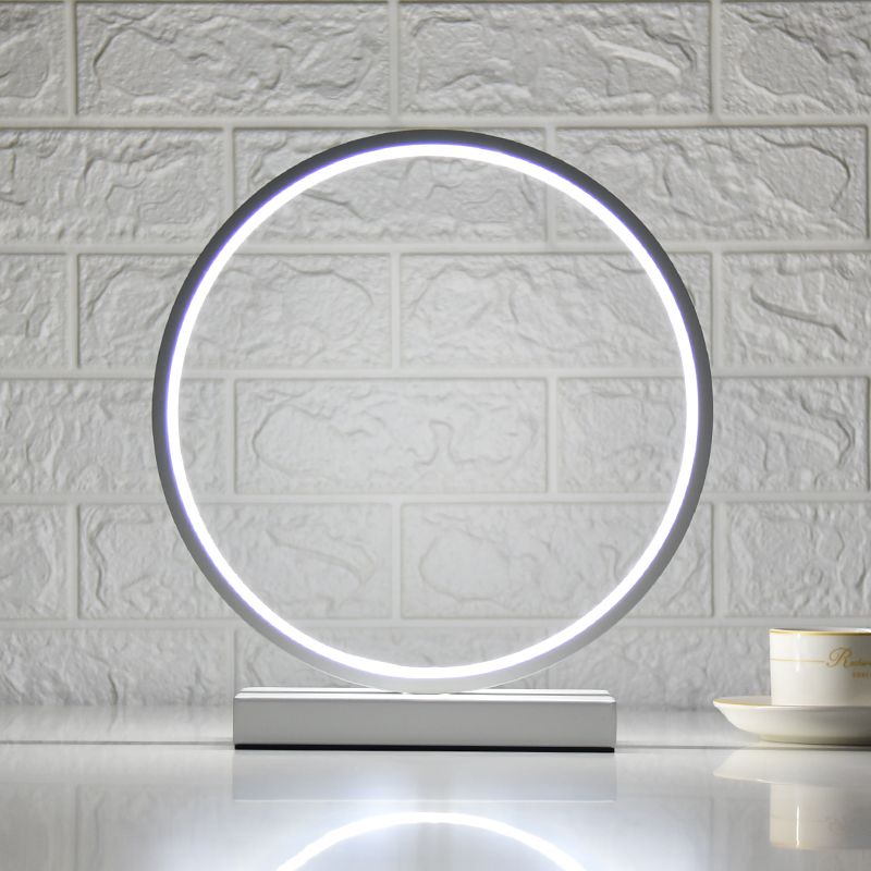 Lampada da tavolo da notte lineare in stile moderno in metallo 1 comodino leggero in bianco