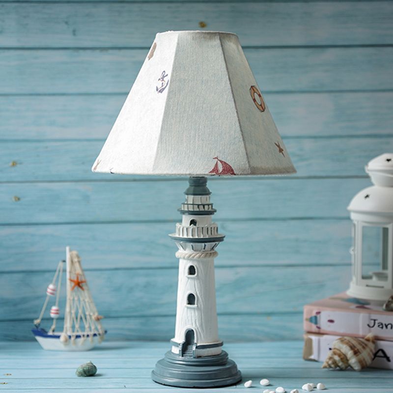 Lampada da tavolo per cameretta con luce notturna affusolata mediterranea in tessuto a 1 lampadina con motivo a torre/barca/striscia e base a faro