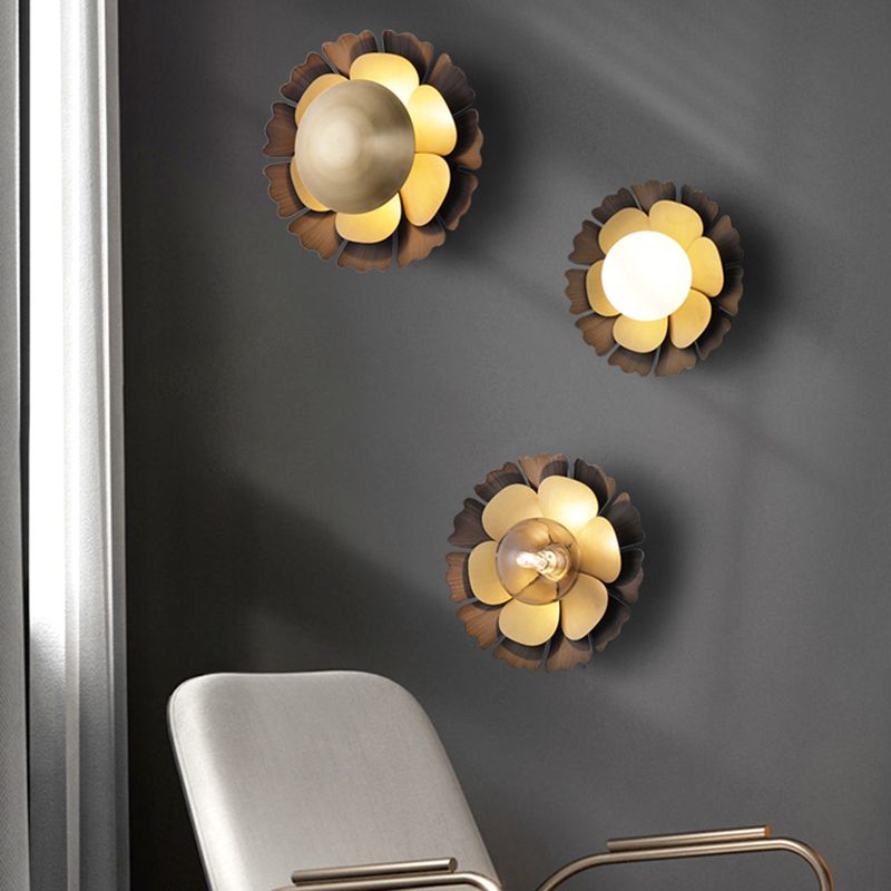 Postmodern Metal Wall Sconce Flower Shape Wall Light for Bedroom