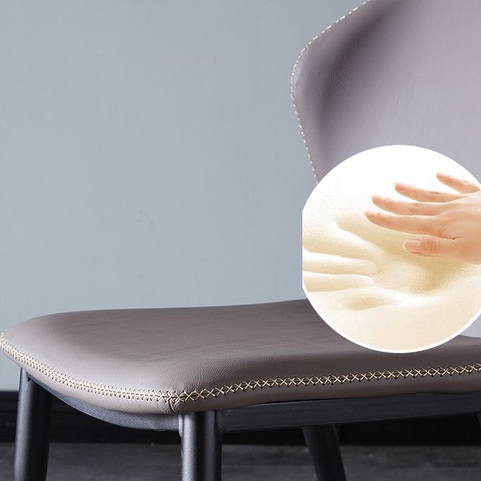 El lado sin brazos del diseño contemporáneo preside el cuero que cena la silla lateral