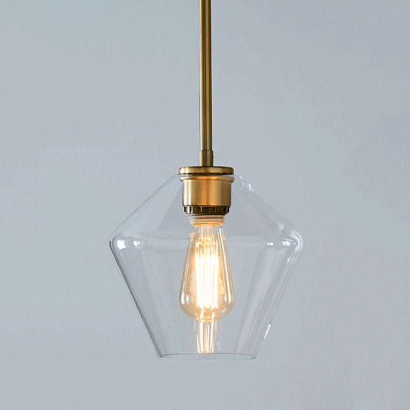 Un bicchiere di vetro leggero sospeso con la testa per la sala da pranzo