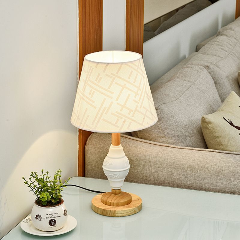 Livrer la table de chevet de salon modernisme modernisme lampe de table blanche avec une teinte en tissu de baril