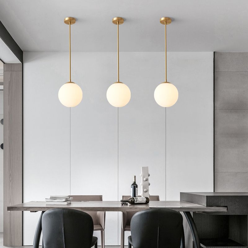 Salle de restauration sphérique lampe suspendue en verre blanc 1 bulbe de style simple léger en laiton