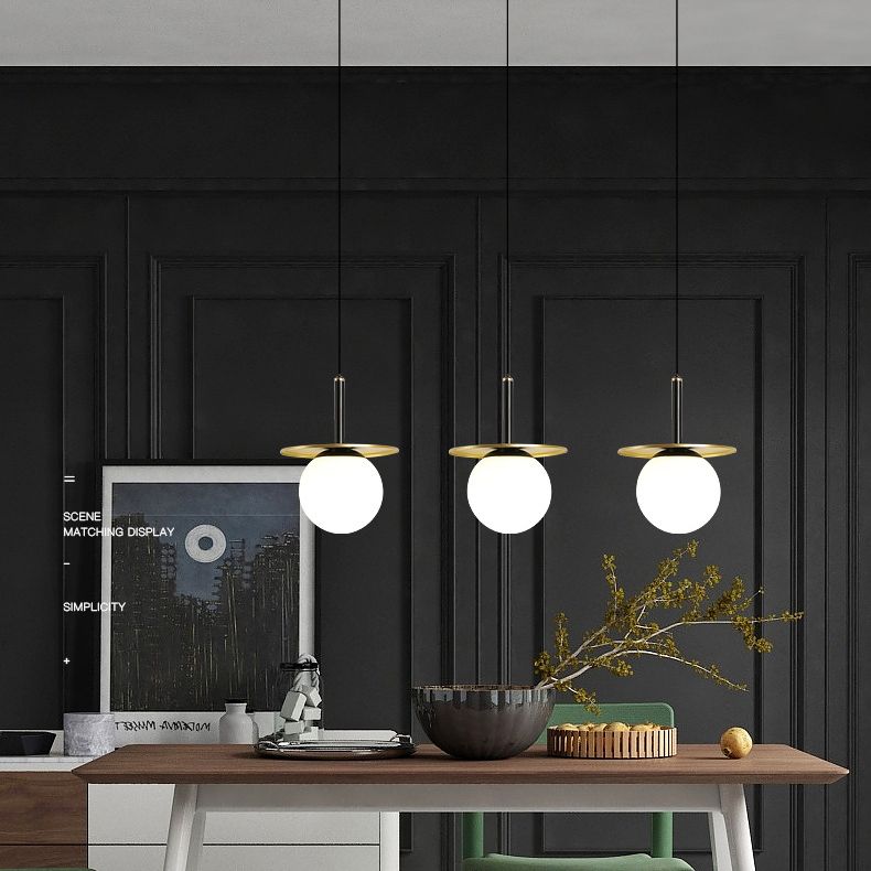 28.3 "Globo de vidrio blanco de ancho de 3 luces Ligera de metal redonda Decoración de lámina de metal de estilo posmoderno Costilización de iluminación en oro