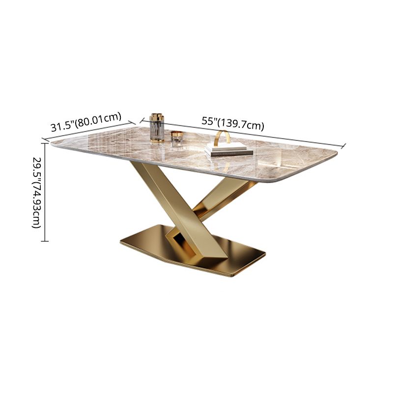 Sala da pranzo in pietra sinterizzata in stile minimalista con tavolo fisso e base di cavalletto dorato per uso domestico