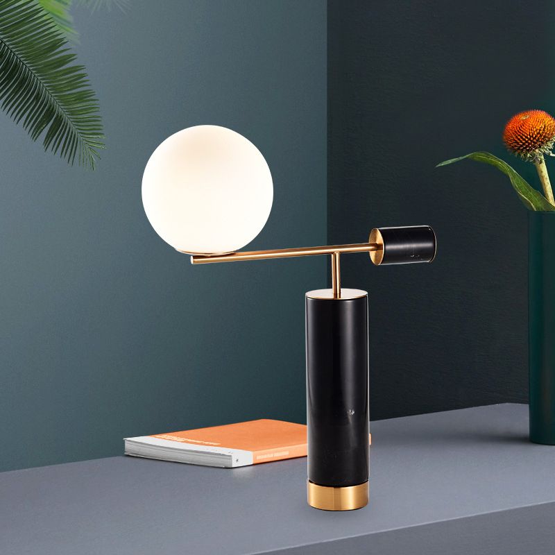 Schwarz/Weiß -Hebel -Tischständer leichte postmoderne 1 Glühbirnen -Marmor -Nachtlampe mit Kugelmilchglasschatten