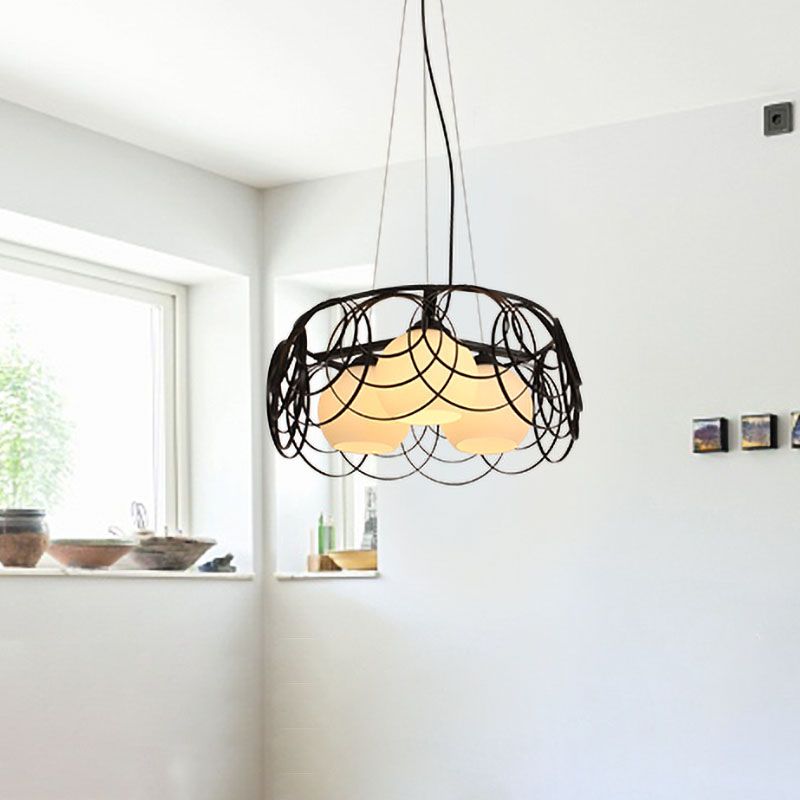 Retro sferisch hangende kroonluchter 3 bollen melkachtig glas naar beneden verlichting hanger in zwart met ronde kooi