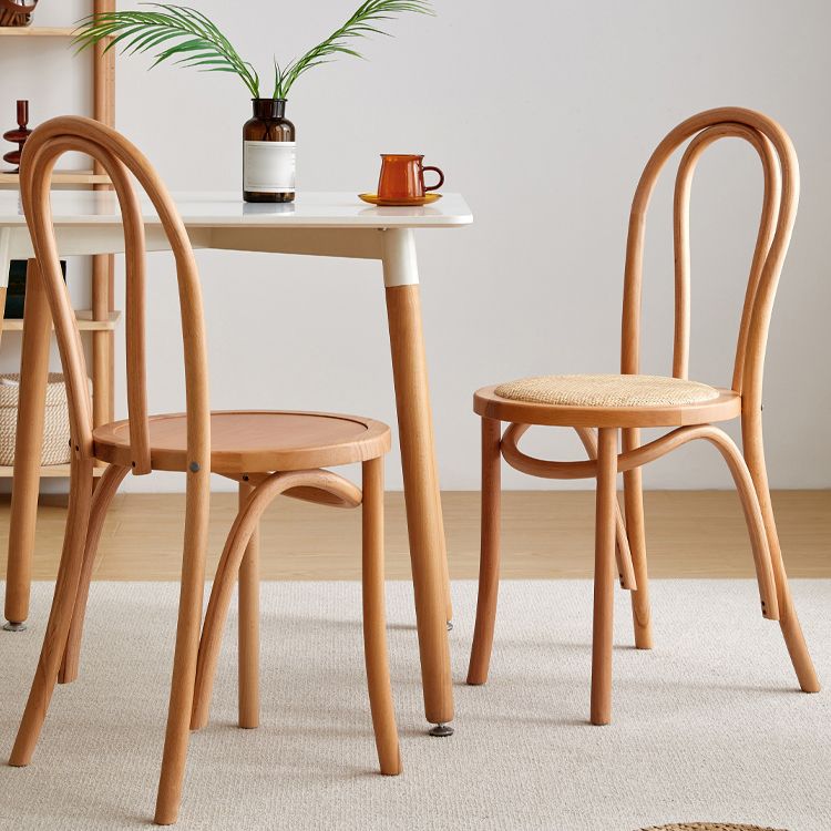 La salle à manger traditionnelle en bois massif préside les chaises latérales arrière mates de Windsor de finition