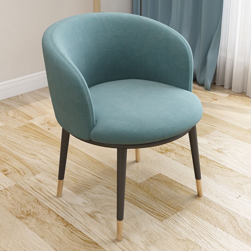 Silla auxiliar escandinava Silla de comedor tapizada de metal con respaldo Parsons para interiores