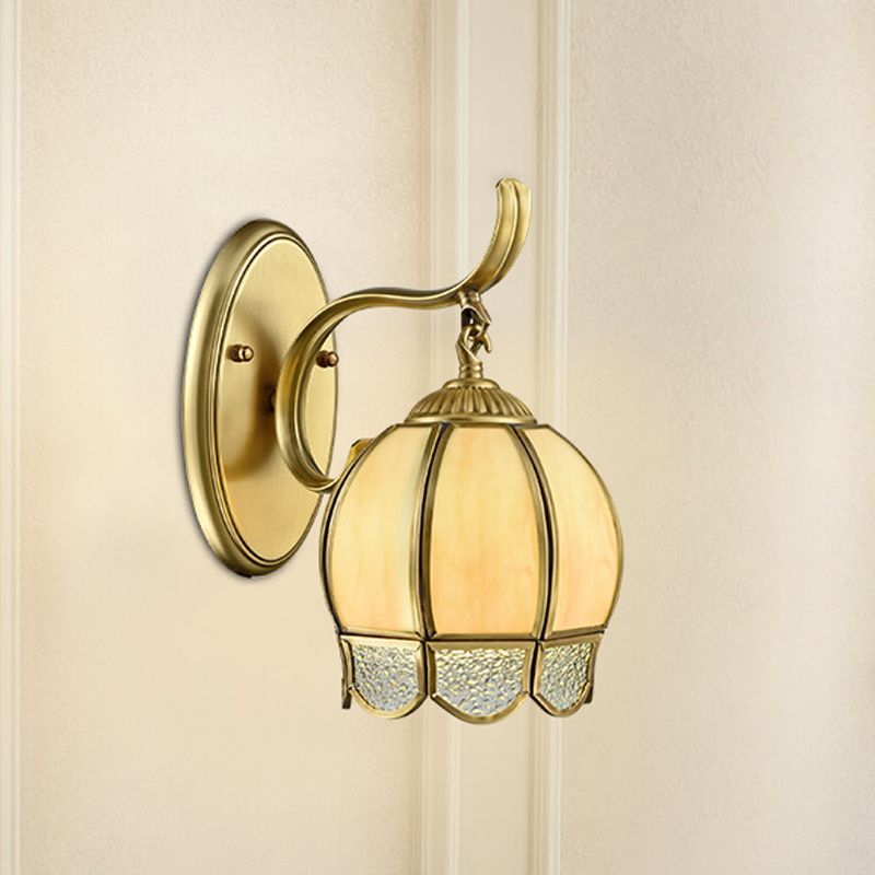 Finition en laiton de verre bronzé Globe léger 1/2-2-Head Traditional Wall lampe avec le bras tourbillonnant