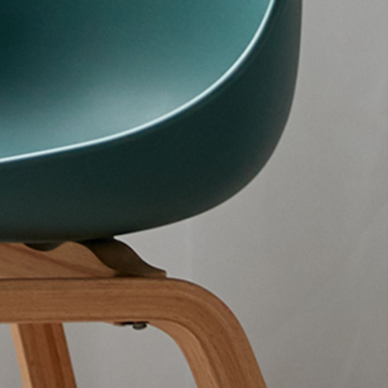 Silla de comedor con acabado mate de madera, silla lateral con respaldo sólido de restaurante escandinavo
