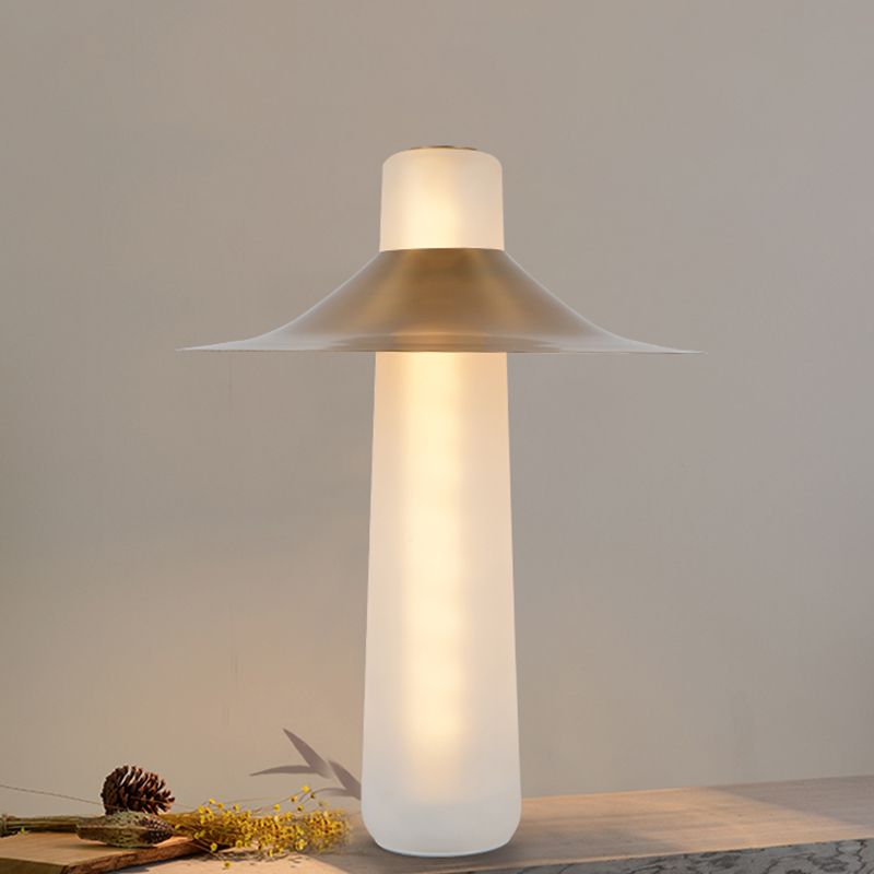 Light de chevet évasé Light moderne lampe de table de chevet LED moderne en or avec tube Base de verre blanc