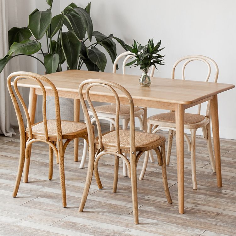 El comedor de madera del cortijo preside la silla lateral plegable trasera de Windsor para el restaurante
