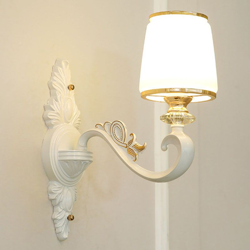 Luz de colgante colgante cónico de oro simplicidad de vidrio opalino iluminación con brazo curvo