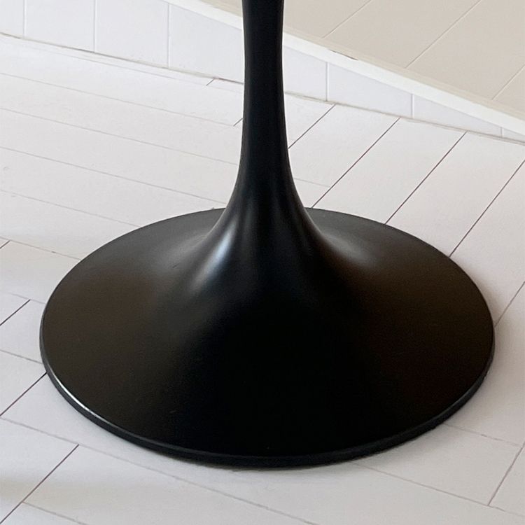 Eigentijdse eettafel van gesinterd steen met ronde vorm, keukeneettafel met tulponderstel