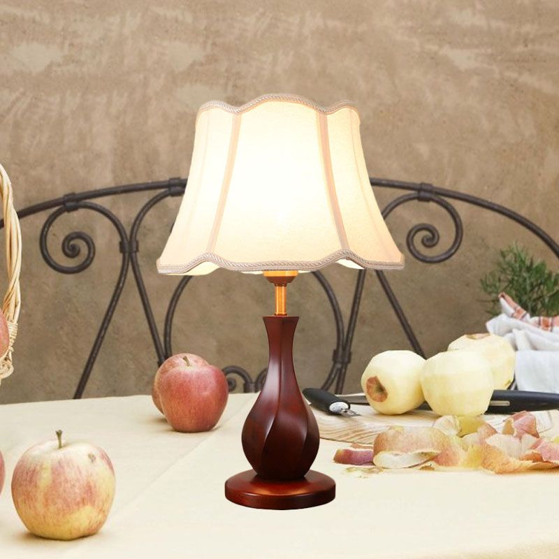 Platteland wijd uitlopende nacht staan ​​licht 1 lamp stof tafellamp met geschulpte afwerking in vlas/beige