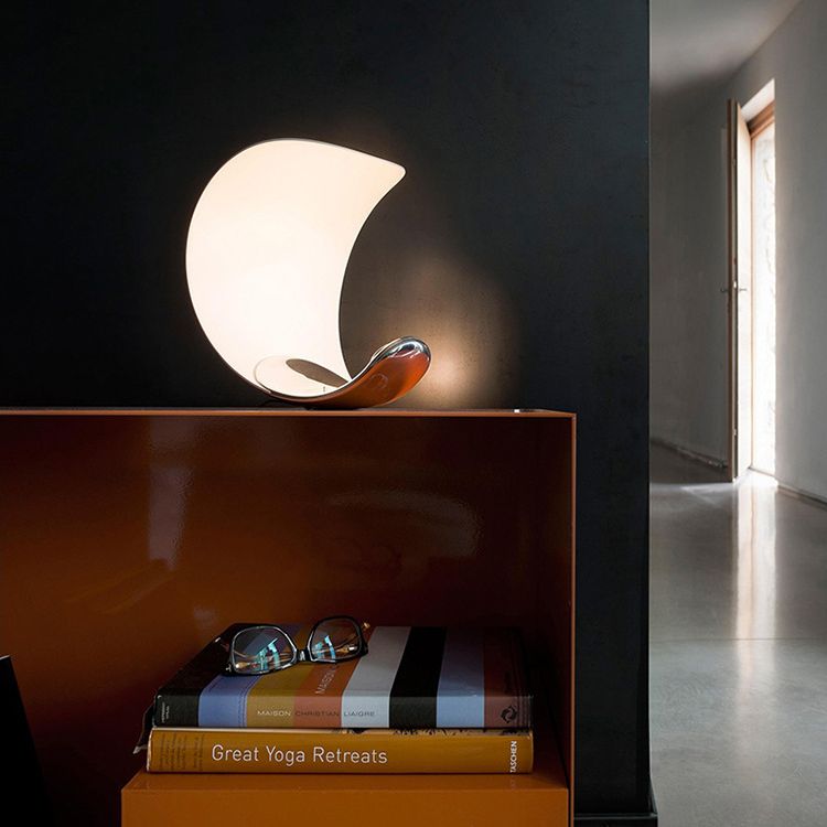 Luz de mesa LED de dormitorio metálico de lámpara de luna en forma de luna en forma de luna con cable enchufable