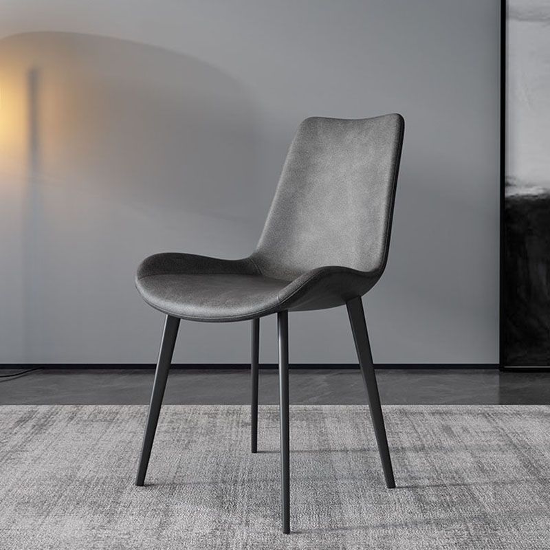 Silla auxiliar de comedor moderna, silla sin brazos Parsons curvada de cuero con acabado mate