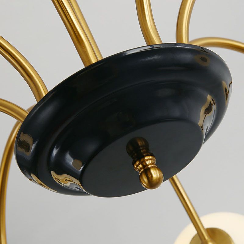 Elfenbein Glasball Kronleuchter postmoderner Schwarz und Messinghängelicht für Esszimmer