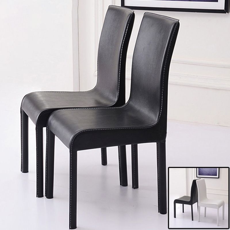 Chaises de salle à manger en cuir de style contemporain.
