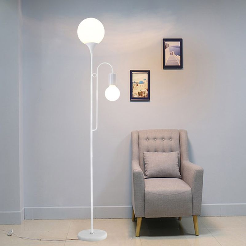 Lampada in piedi a sfera minimalista vetro a 2 teste di lettura LETTURA Pavimento con braccio curvo in nero/bianco