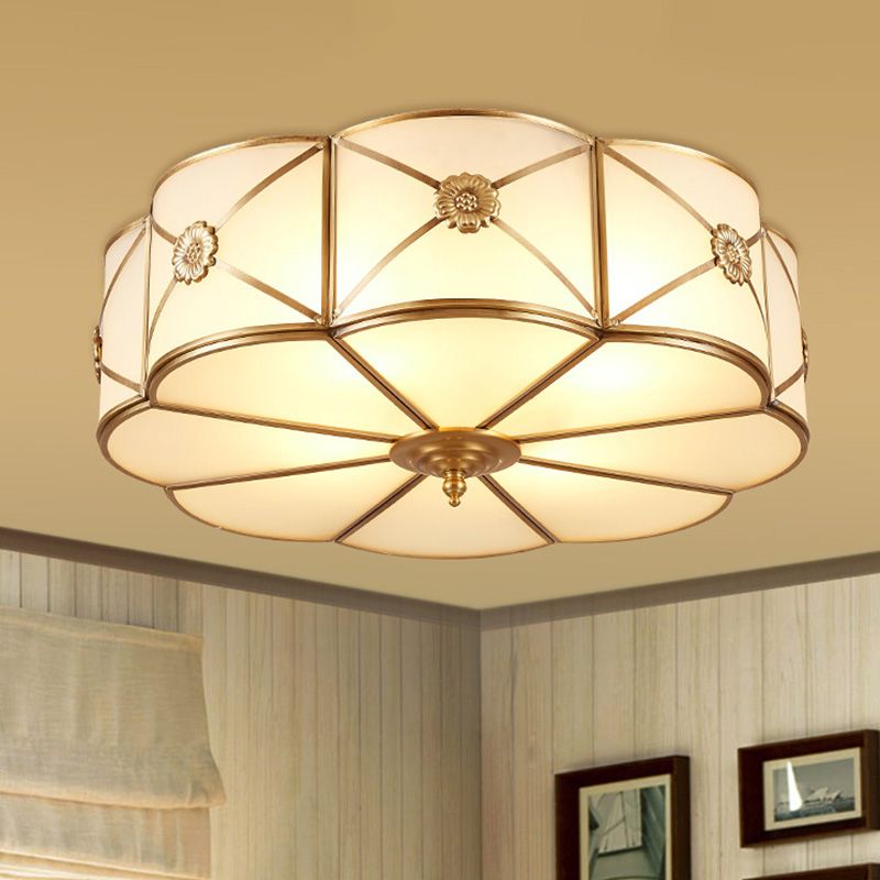 Inbouwlamp Traditionele inbouwlamp voor de slaapkamer met geschulpt glas in de schaduw van goud