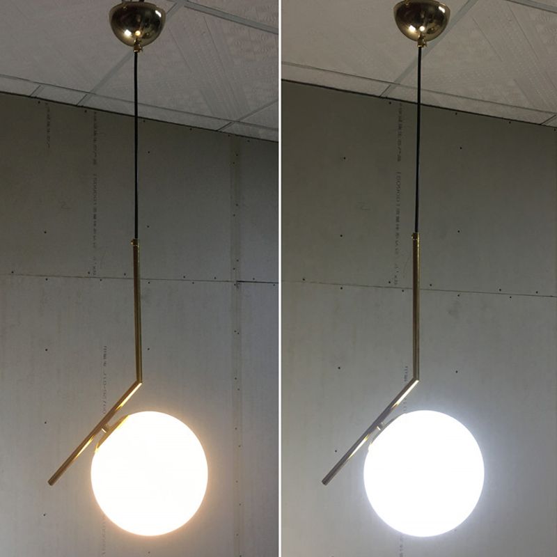 Gouden ijzerhanglicht met 7,8 "brede witte glazen bol schaduw moderne stijl enkele lampverlichtingsarmatuur