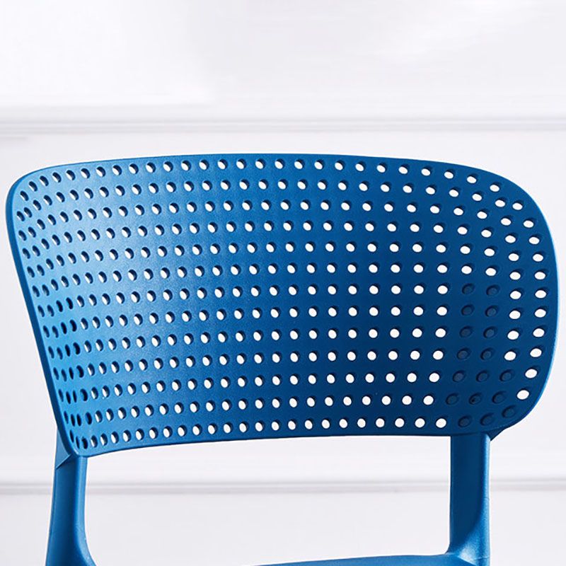 Plástico colorido que cena la silla lateral trasera abierta del estilo nórdico de las sillas sin brazos