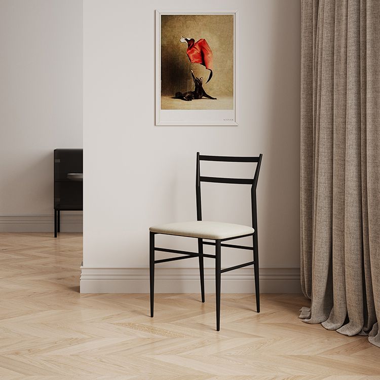 Gestoffeerde armloze eetkamerstoelen ladder achterzijde stoelen met metalen benen