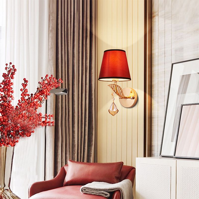 Tessuto bianco/rosso/blu sconce leggero campana affusolata a 1 luci lampada da parete tradizionale per camera da letto con caduta di cristallo