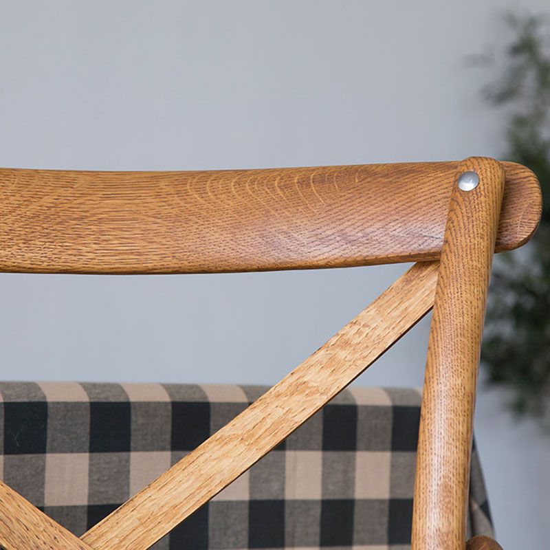 El comedor de madera del cortijo preside los sillones de comedor de mimbre para el uso del restaurante