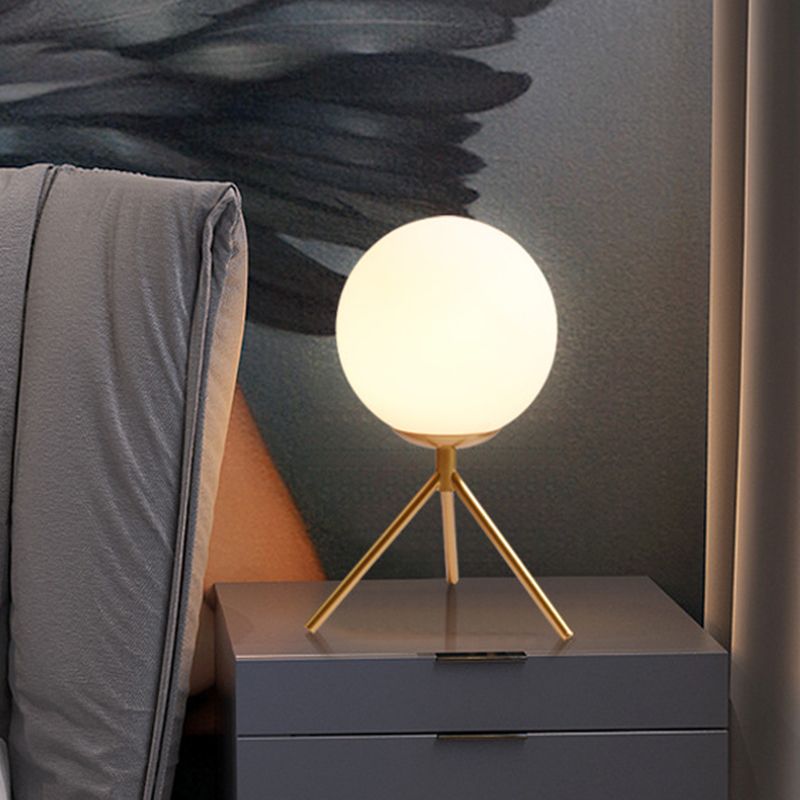 Distanza di sfera di vetro opale Lumo moderno 1 lampada da tavolo notturno in oro/nero con treppiede in metallo