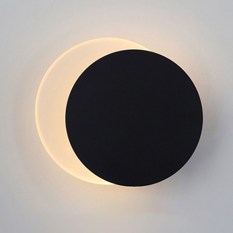 Schlafzimmer mit einer Kopfwand nach Metall postmoderne Wand montiertes Leuchte