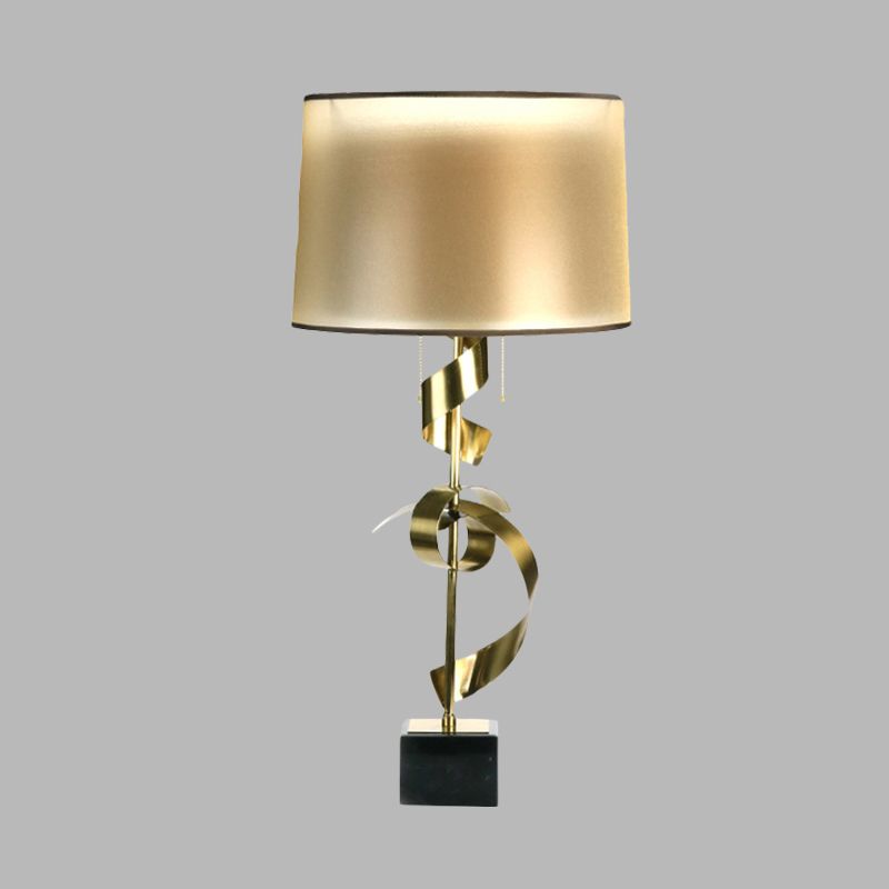 Lámpara de mesa de tela de oro de 1 linda de escritorio de cinta de seda de metal con cadena de extracción