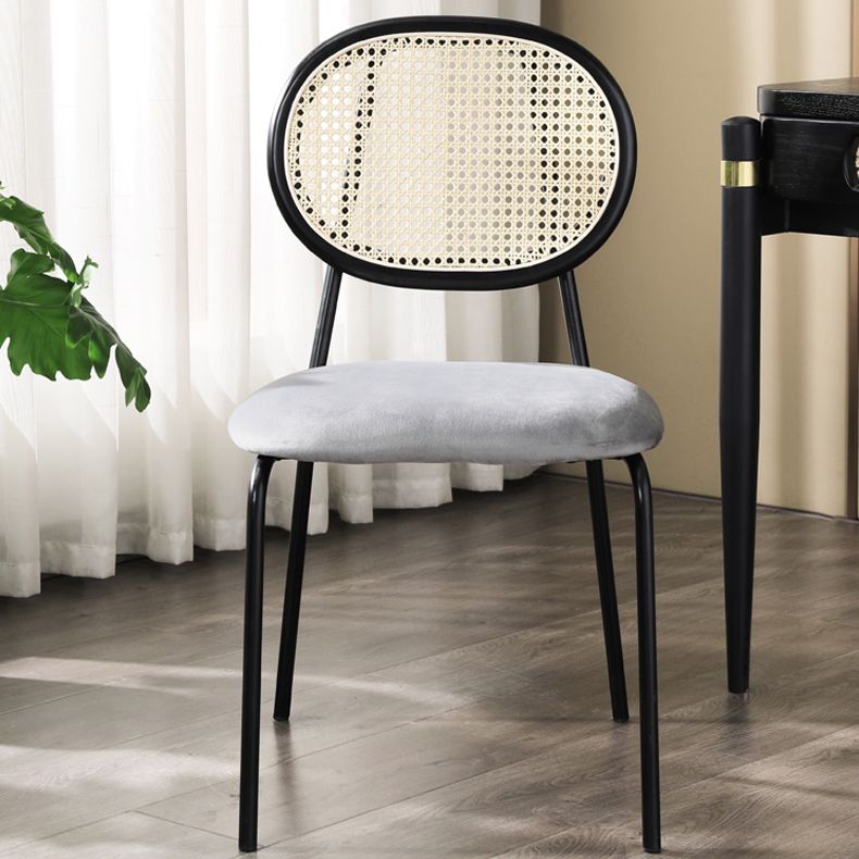 Silla lateral tapizada sin brazos de comedor con parte trasera abierta con patas de metal