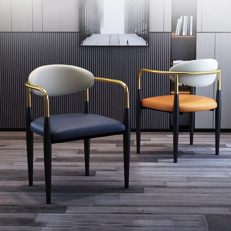 Silla de comedor moderna de cuero mate con brazo abierto para sala de reuniones