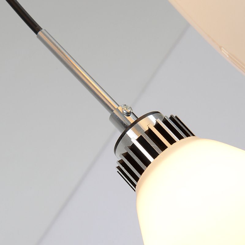 Luce a sospensione cromata minimalista a 3 luci a ciondolo di vetro opale satinato per sala da pranzo