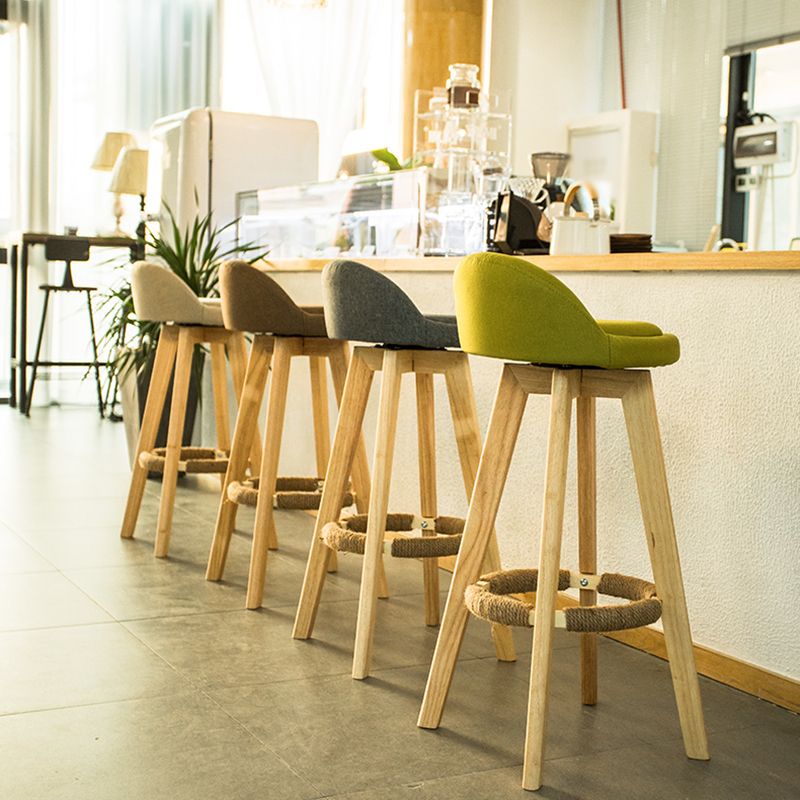 Taburete de bar giratorio contemporáneo de madera maciza Bristol con reposapiés y respaldo bajo